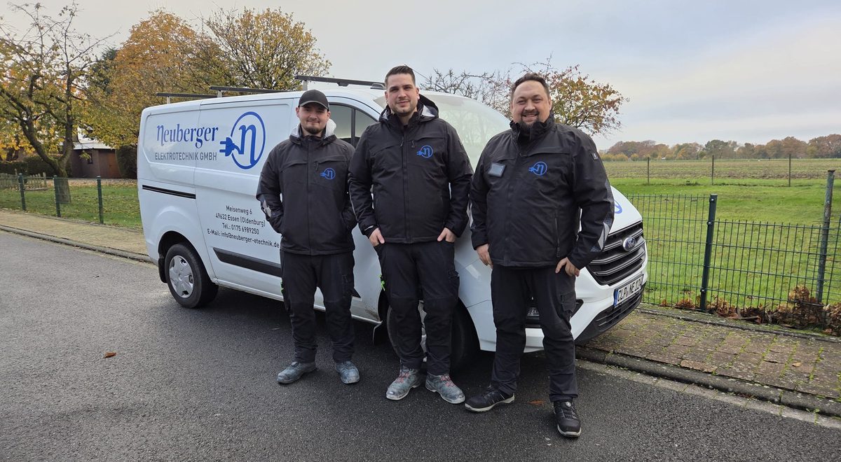 Das Team der Neuberger Elektrotechnik GmbH vor dem Firmenwagen